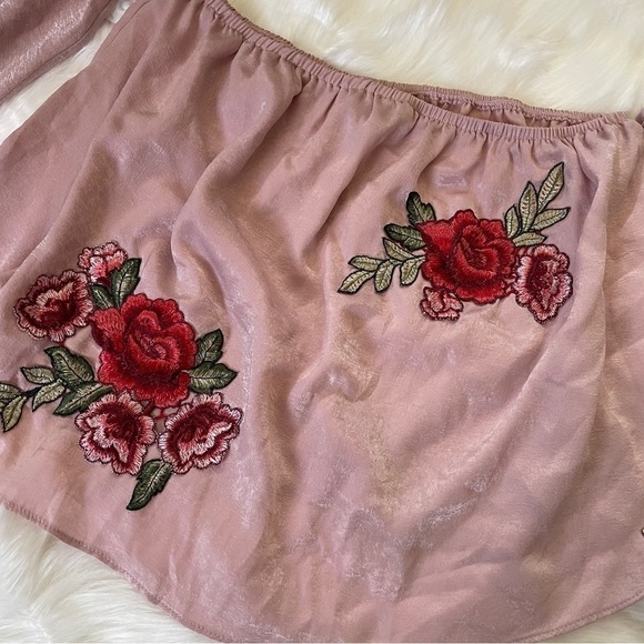 ✨ Embroidered Pink Roses Off Shoulder Satin Flowy Blouse Top Size M - Picture 2 of 7